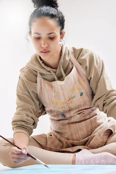 Привлекательная Молодая Женщина Сидящая Рисующая Своей Студии — стоковое фото