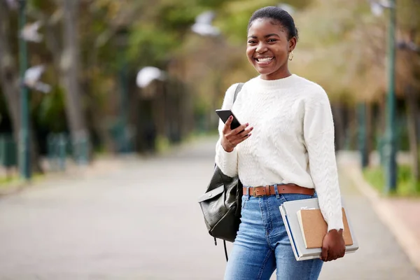 Een Jonge Vrouw Met Een Smartphone Buiten Universiteit — Stockfoto