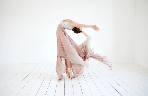 Largometraje Una Atractiva Bailarina Joven Practicando Estudio Baile — Foto de Stock