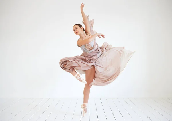 Полнометражный Снимок Привлекательной Молодой Балерины Практикующейся Танцевальной Студии — стоковое фото