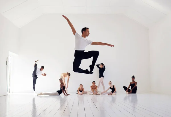 Группа Артистов Балета Репетирующих Танцевальной Студии — стоковое фото