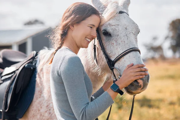 Attractive Young Woman Standing Her Horse Ranch — Stockfoto