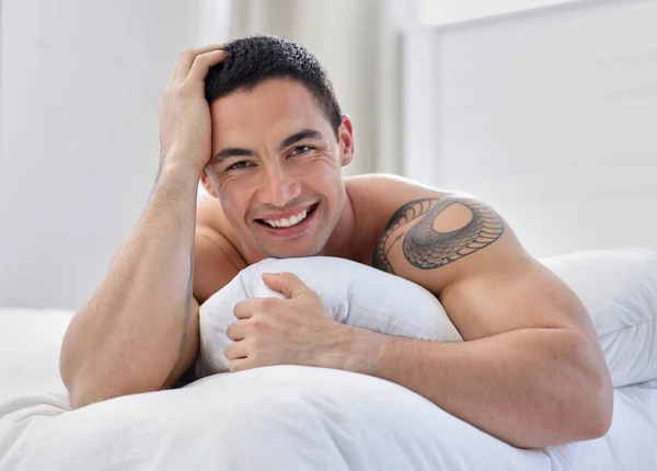 Ein Hübscher Junger Mann Liegt Bett — Stockfoto