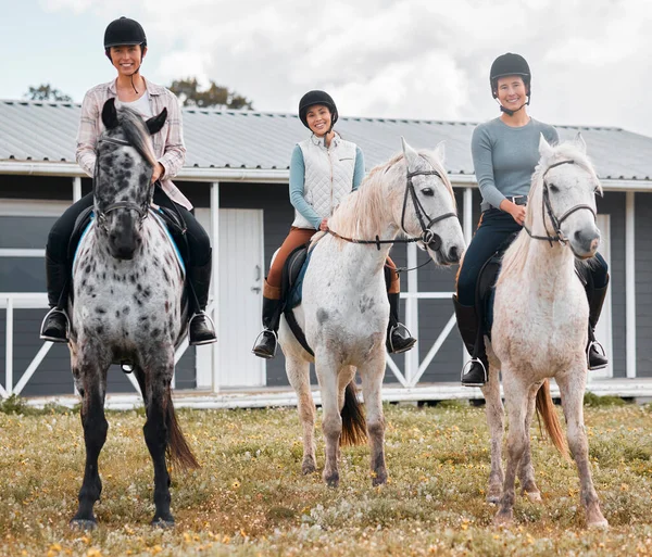 Full Length Portrait Three Attractive Young Women Horse Riding Farm — 图库照片