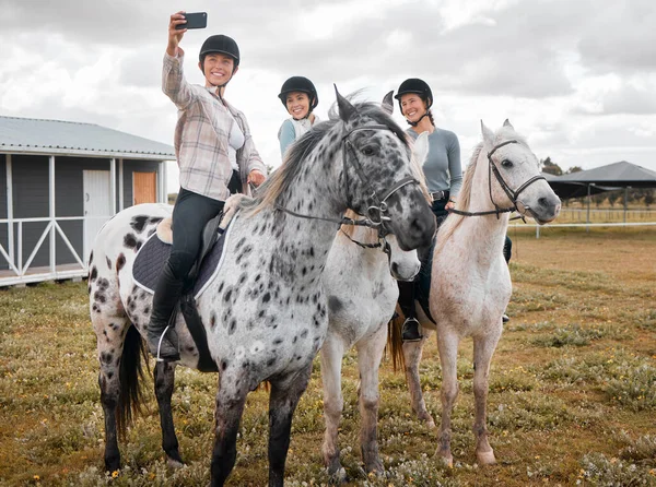 Three Attractive Young Women Taking Selfies While Horse Riding Farm — Stock Photo, Image