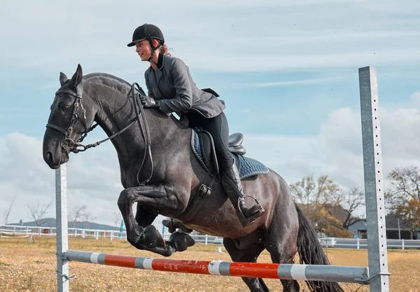 Una Joven Jinete Saltando Sobre Obstáculo Caballo —  Fotos de Stock