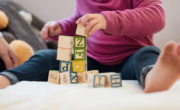 Little Girl Stacking Blocks Her Mother Home — Stock Photo, Image