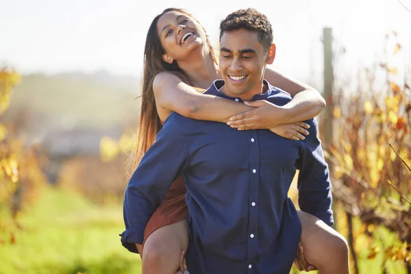 Handsome Young Man Piggybacking His Girlfriend Wine Farm — Stockfoto