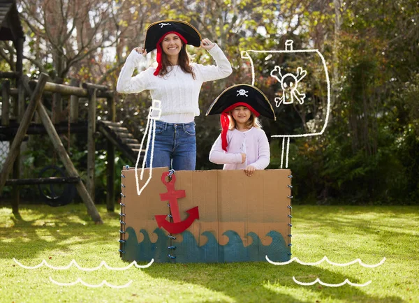 Mutter Und Tochter Verkleiden Sich Draußen Hof Wie Piraten — Stockfoto