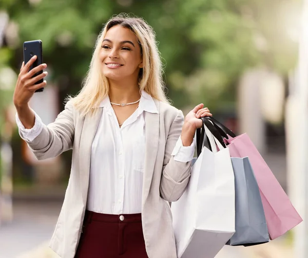 Çekici Genç Bir Kadın Şehirde Alışveriş Yaparken Selfie Çekiyor — Stok fotoğraf