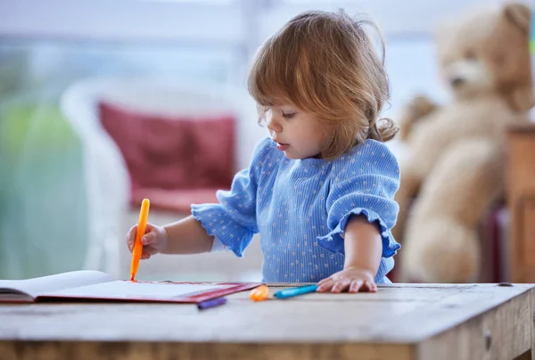 Evde Çizim Yapan Küçük Bir Kız — Stok fotoğraf