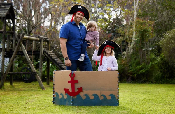 Father Daughters Dressed Pirates Yard — Stock Photo, Image