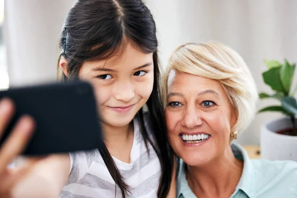 Mała Dziewczynka Robi Sobie Selfie Domu Babcią — Zdjęcie stockowe