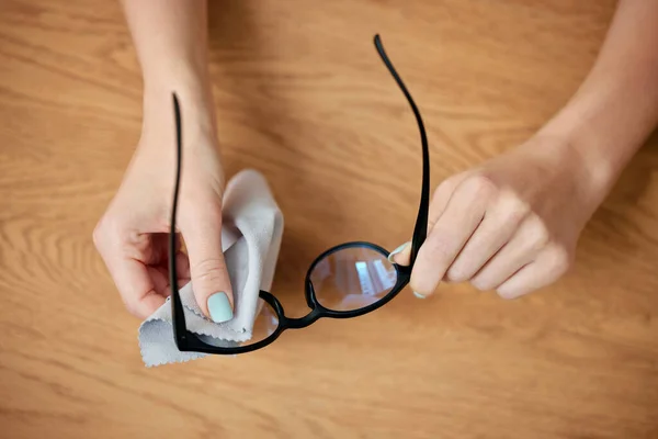 Αναγνωρίσιμο Άτομο Που Καθαρίζει Γυαλιά Στο Σπίτι — Φωτογραφία Αρχείου