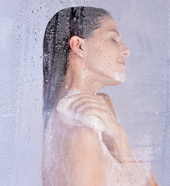 스튜디오에서 배경에 샤워를 매력적 여성의 — 스톡 사진