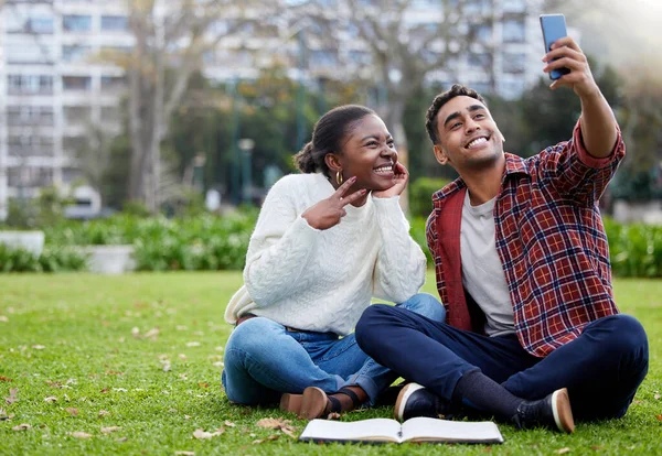 Young Man Woman Taking Selfies Study Break College — Fotografia de Stock