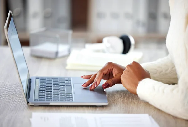 Evde Ders Çalışırken Laptop Kullanan Tanınmayan Bir Kadın — Stok fotoğraf
