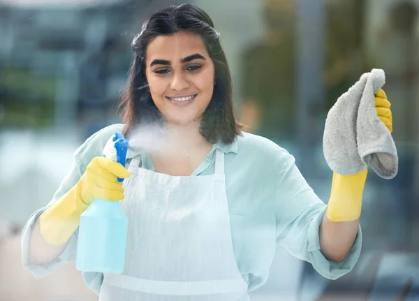 Woman Using Spray Bottle Cloth Clean Window — Stockfoto