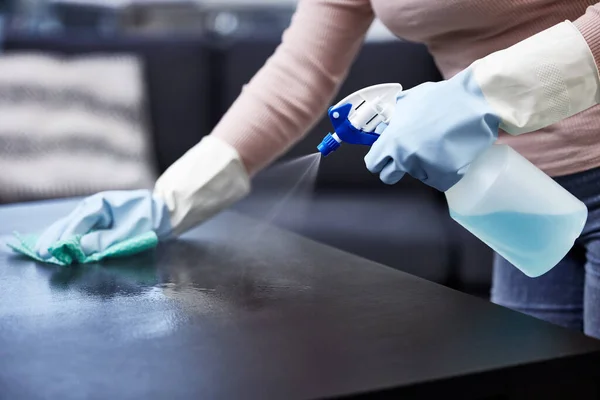 Unrecognizable Man Cleaning Counter Home — Stockfoto