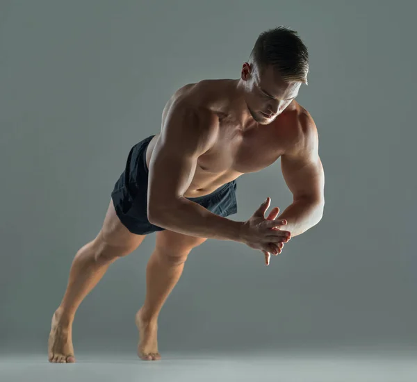 Joven Atleta Haciendo Flexiones Contra Fondo Estudio —  Fotos de Stock