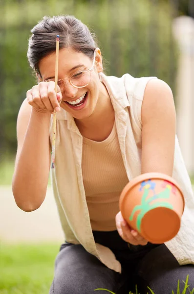 Young Woman Painting Pot Garden Home — ストック写真