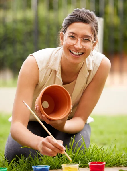 Young Woman Painting Pot Garden Home — Foto Stock