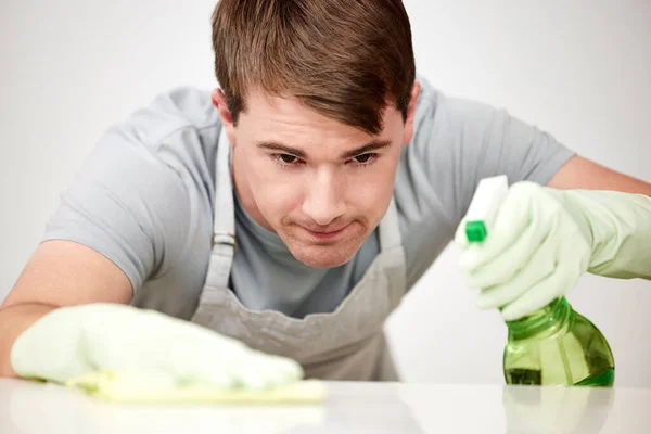 Young Man Cleaning Table — Stockfoto