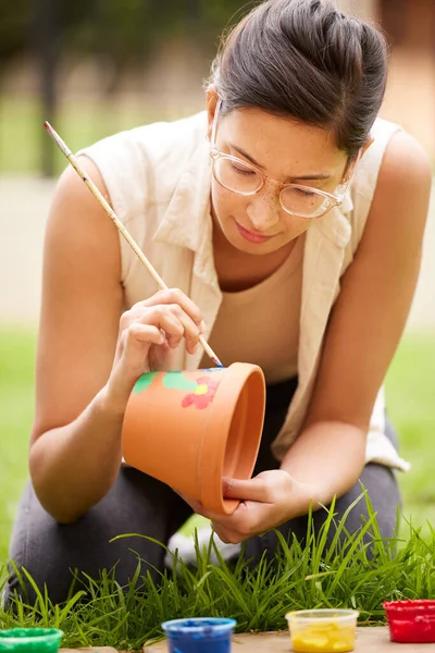 Young Woman Painting Pot Garden Home — Foto Stock