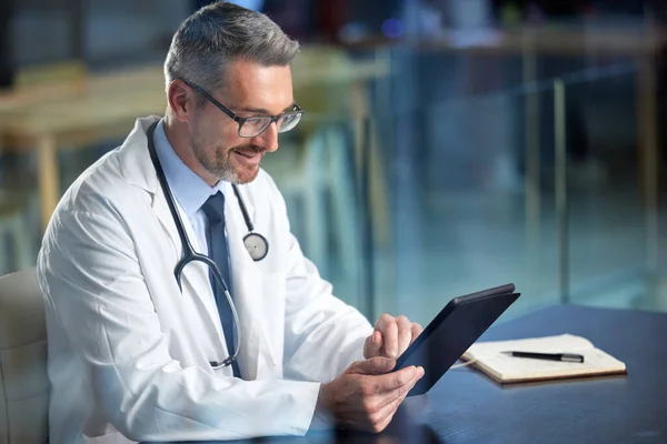 Mature Doctor Using Digital Tablet His Office — Foto de Stock