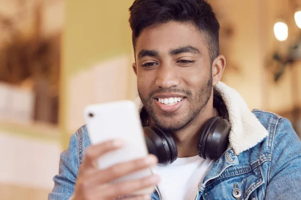Jovem Usando Seu Smartphone Para Enviar Uma Mensagem Texto — Fotografia de Stock