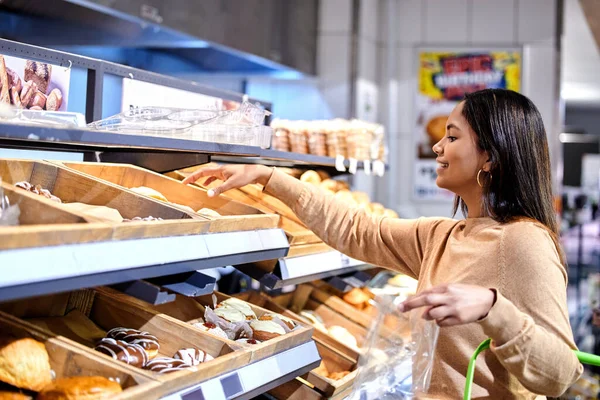 Young Woman Shopping Bakery Section Grocery Store —  Fotos de Stock