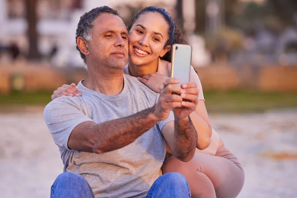 Mature Man Using Cellphone Take Selfies His Daughter Day Beach — Foto Stock