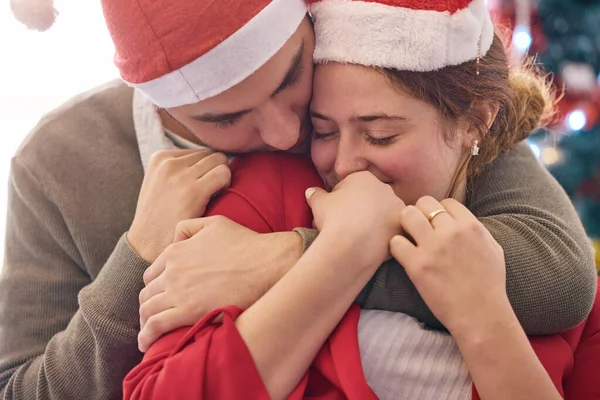 Een Gelukkig Jong Paar Knuffelen Tijdens Kerstmis Thuis — Stockfoto