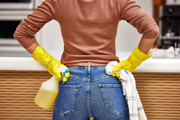 Una Mujer Tomando Descanso Mientras Limpia Cocina — Foto de Stock