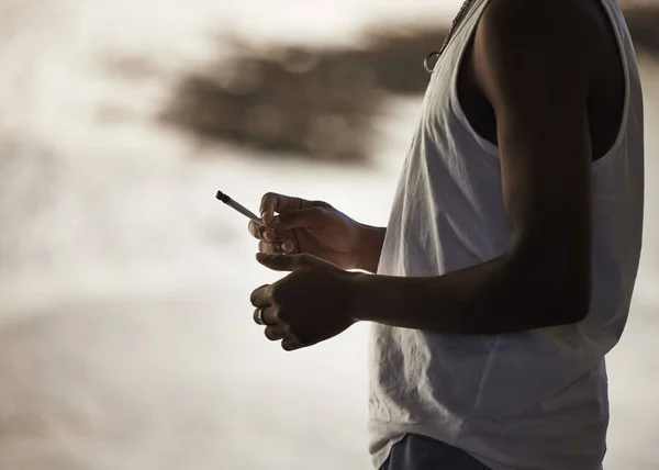 Hombre Irreconocible Fumando Cigarrillo Marihuana Contra Fondo Urbano — Foto de Stock