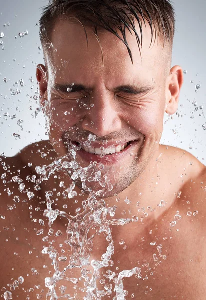 Estudio Joven Guapo Lavándose Cara Sobre Fondo Gris — Foto de Stock