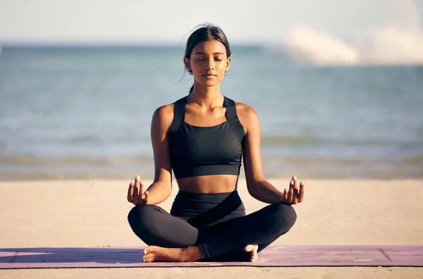 Full Length Shot Attractive Young Woman Meditating Beach — ストック写真