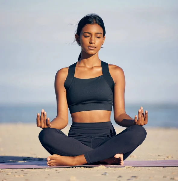 Full Length Shot Attractive Young Woman Meditating Beach — Stock Fotó