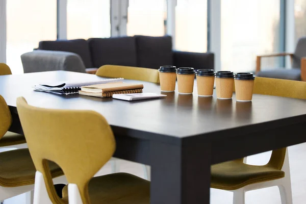 Koffie Papierwerk Een Bureau Een Leeg Kantoor Overdag — Stockfoto