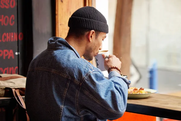 Young Man Having Lunch Restaurant — ストック写真