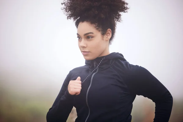 Una Atractiva Joven Atleta Corriendo Afuera Una Mañana Brumosa —  Fotos de Stock