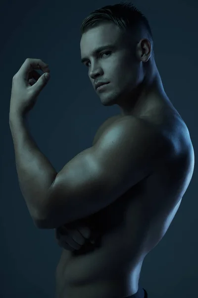 Studio Portrait Muscular Young Man Posing Shirtless Dark Background — 图库照片