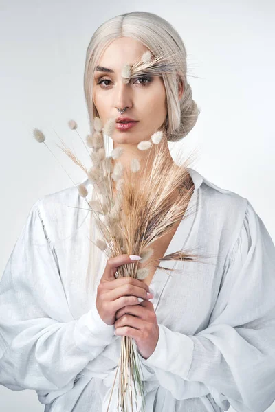 Estudio Una Atractiva Joven Posando Sobre Fondo Blanco — Foto de Stock