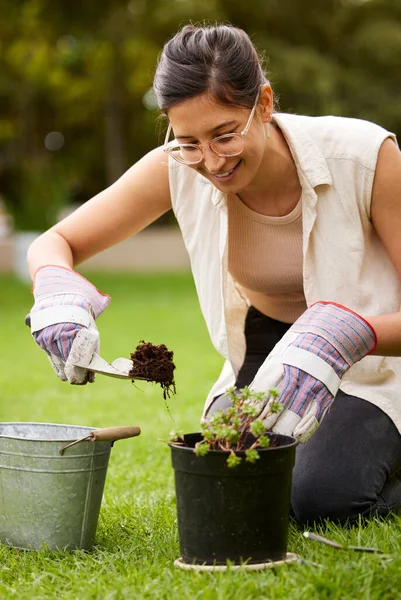 Attractive Young Woman Digging Trowel While Doing Some Gardening Home — Stock Photo, Image