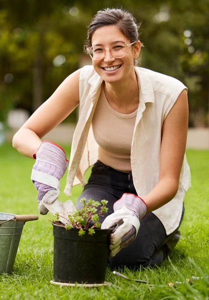 Portrait Smiling Woman Kneeling While Doing Some Gardening Backyard — 图库照片