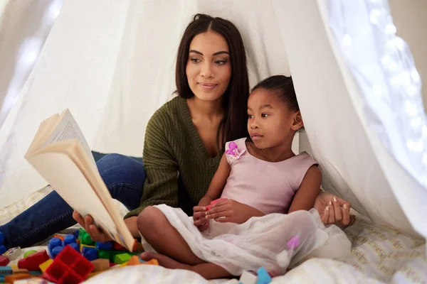 Bir Anne Küçük Kızına Kitap Okuyor Evdeki Battaniye Kalesinin Altında — Stok fotoğraf