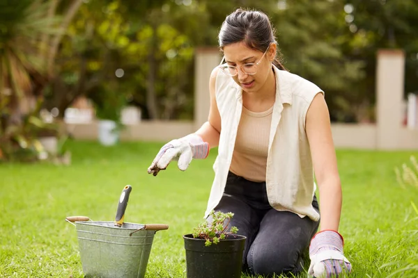 Attractive Young Woman Digging Trowel While Doing Some Gardening Home — 图库照片