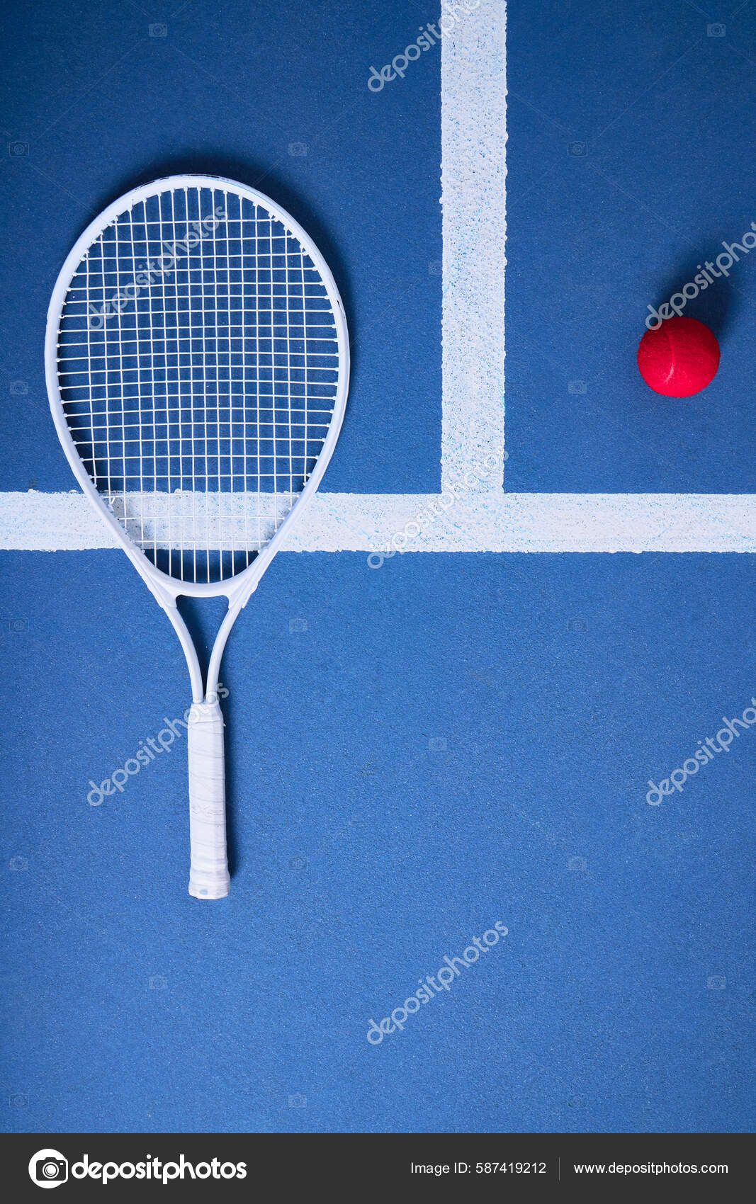 Tennisball Und Schläger Auf Blauem Hintergrund – Stockfoto ©  PeopleImages.com #587419212, image size:1067x1700