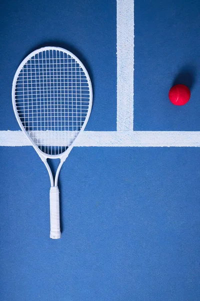 Μια Μπάλα Του Τένις Και Ρακέτα Μπλε Φόντο — Φωτογραφία Αρχείου