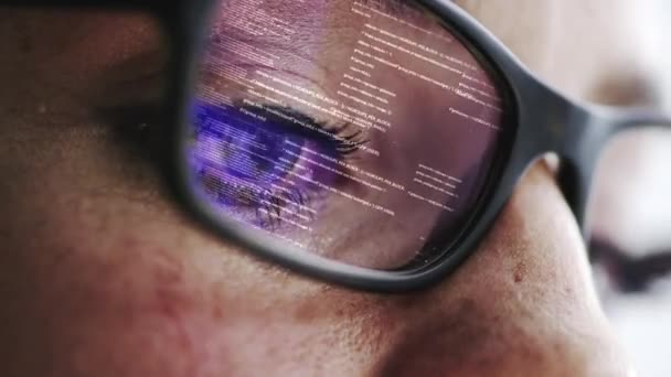 Dijital Olarak Geliştirilmiş Bir Gözlüğün Tanınmayan Bir Kadının Video Görüntüsü — Stok video